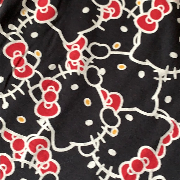 Uniqlo NWT Hello Kitty too - Picture 2 of 3